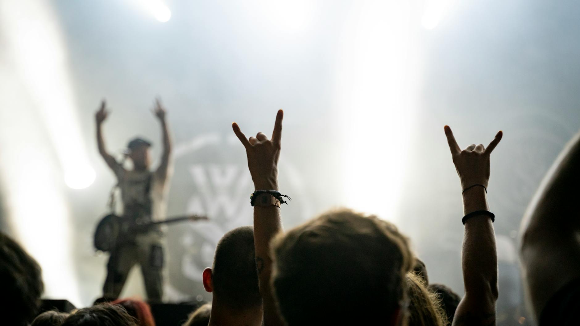 Publiczność na rockowym koncercie plenerowym w świetle sceny